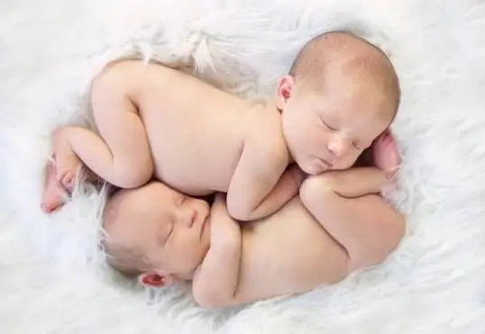Doctors perform a pioneering sound wave treatment for identical twins diagnosed with twin-to-twin transfusion syndrome (TTTS) during pregnancy.